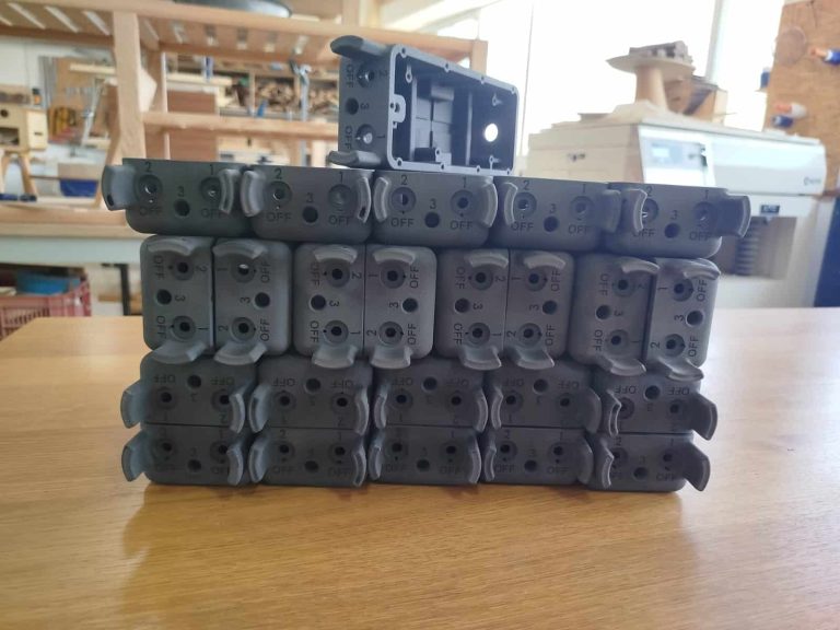 חלקים מודפסים בהדפסת תלת מימד SLS למארז IP65 - זיווד PA-GF, סדרת ייצור של 120 יחידות